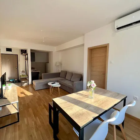 Sara's Cozy And Close To Center With Private Parking Apartmán