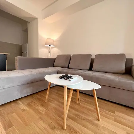 Apartmán Sara's Cozy And Close To Center With Private Parking