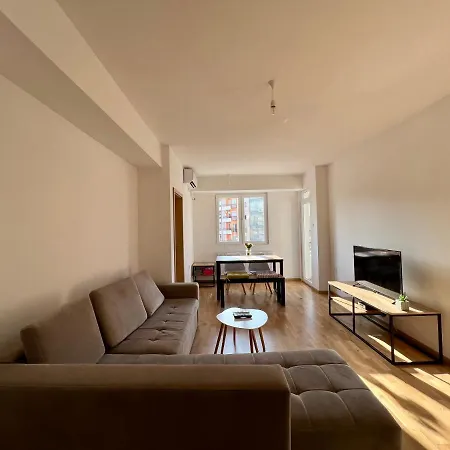 Sara's Cozy And Close To Center With Private Parking Skopje
