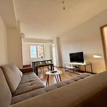 Sara's Cozy And Close To Center With Private Parking Apartment Skopje
