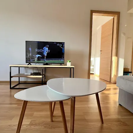 Apartmán Sara's Cozy And Close To Center With Private Parking